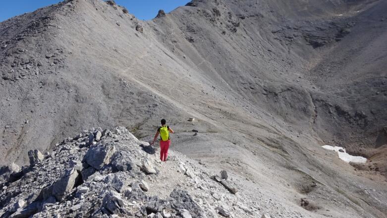 Unterwegs am Toni-Gaugg-Höhenweg Richtung Karwendelhaus. Unten die Biwakschachtel im Breitgrießkar, hinten die Seekarscharte.