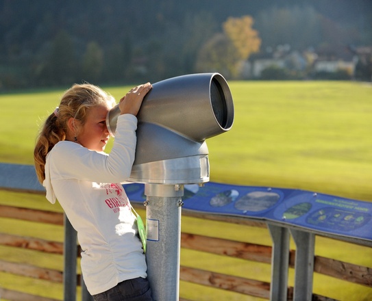 Naturpark durch das Fernrohr sehen