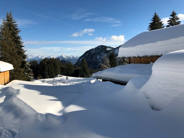 Gundhütte im Hochwinter von hinten