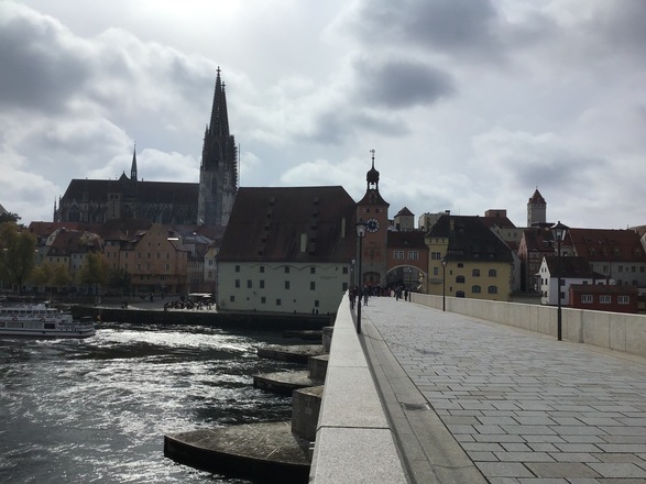 Schleifenroute - Regensburg auf der steinernen Brücke mit dem Dom St. Peter im Hintergrund