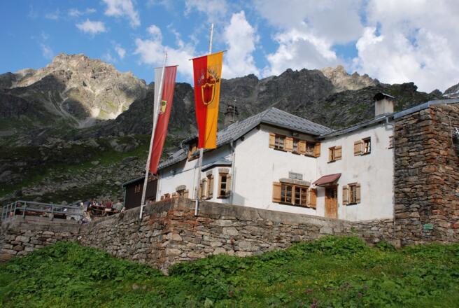 Tübinger Hütte im Abendlicht