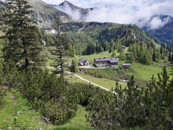 Schneibsteinhaus mit Blick Richtung Hagengebirge