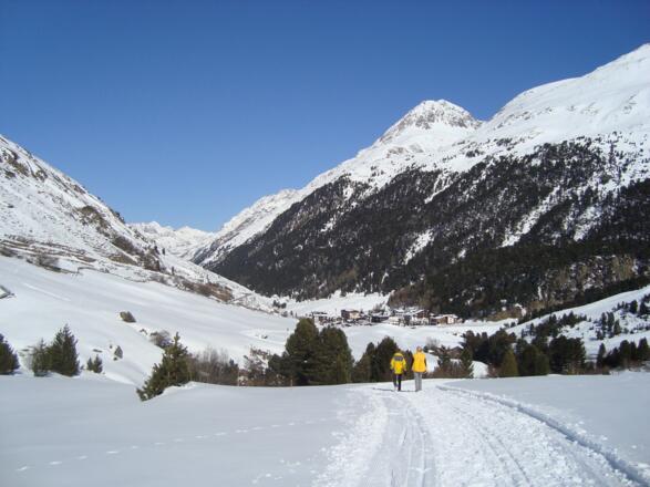 Winterwandern mit Blick auf das Bergsteigerdorf Vent