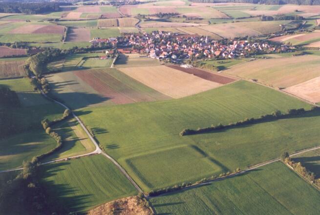 Laibstadt mit der Keltenschanze im Vordergrund
