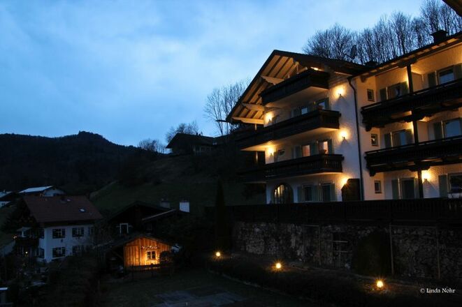 Hausansicht bei Nacht