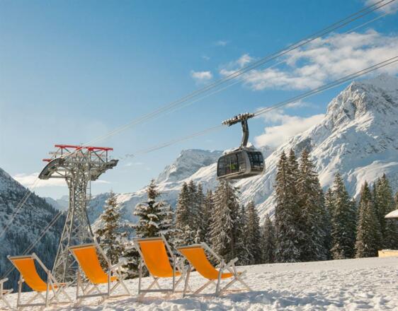 Anreise mit der modernen Oberlech Bahn, welche bis