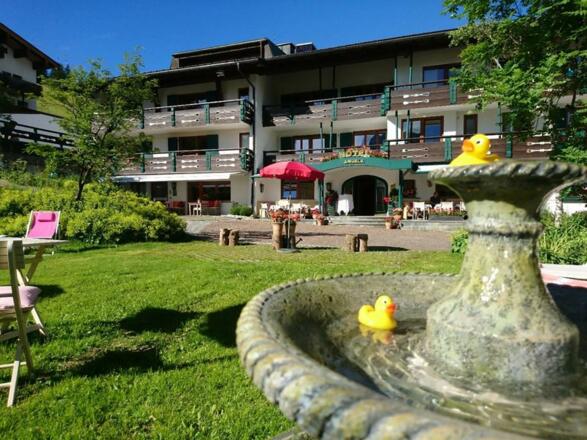 Garten vor dem Hotel Angela