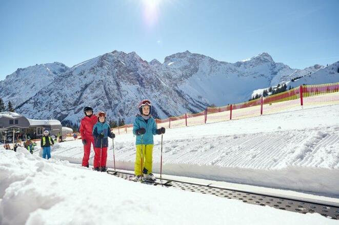 Familie_auf_dem_Förderband_(c)_Alex_Kaiser_-_Alpen