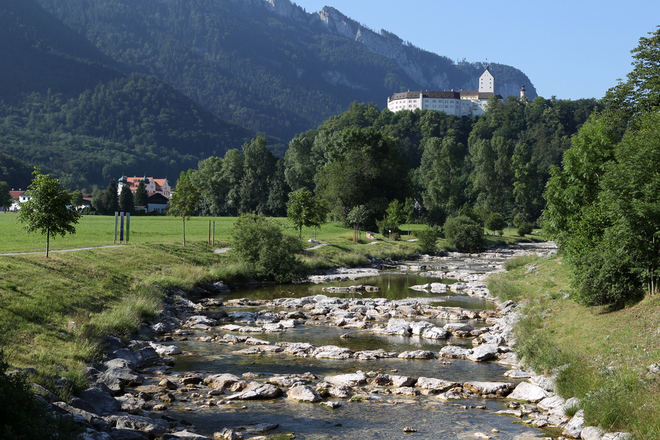 Der Fluss Prien in Aschau vor Schloss Hohenaschau