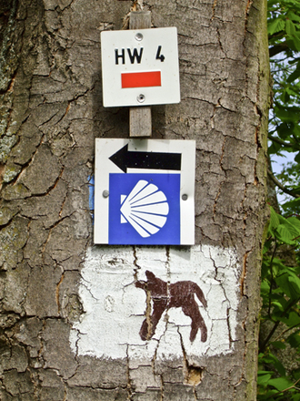 Ochsenfurt - Wegzeichen auf Gäubahntrasse