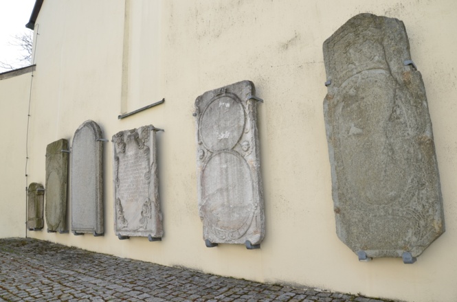 Historische Grabplatten an der Kirche St. Jacobi in Berg