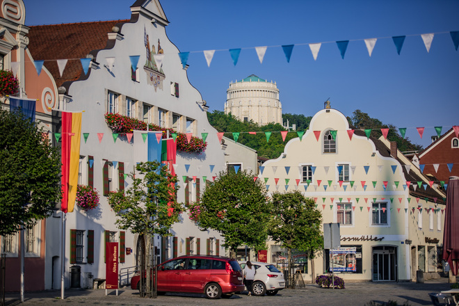 Die historische Altstadt von Kelheim mit Blick auf die Befreiungshalle König Ludwig I.
