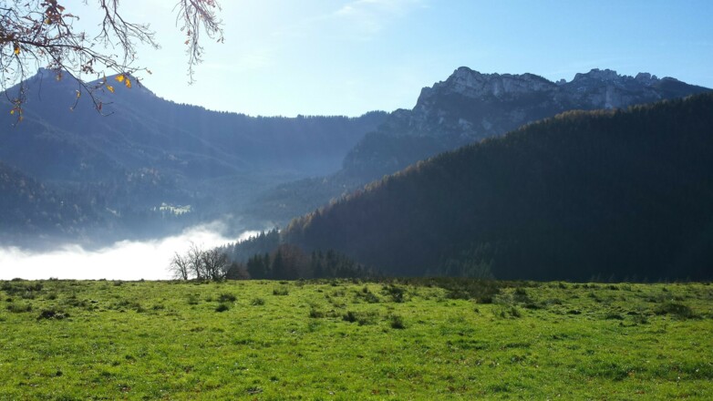 Blick auf Kampenwand, Gedererwand und Hochplatte