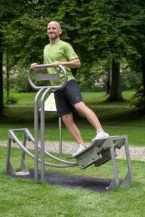 Hüftschwinger im Mehrgenerationen-Park