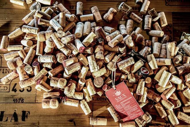 Korken auf dem Mitteltisch