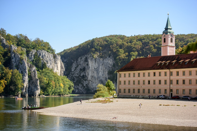Kloster Weltenburg liegt idyllisch am Donaudurchbruch bei Kelheim