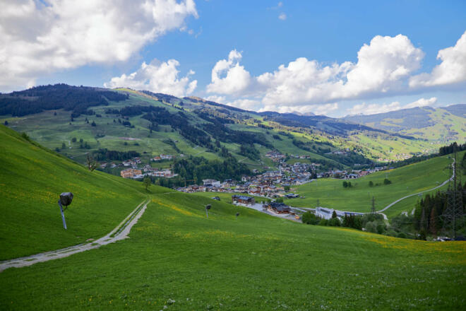 Die sommerliche Aussicht vom Perfeldhof in Richtung Hinterglemm