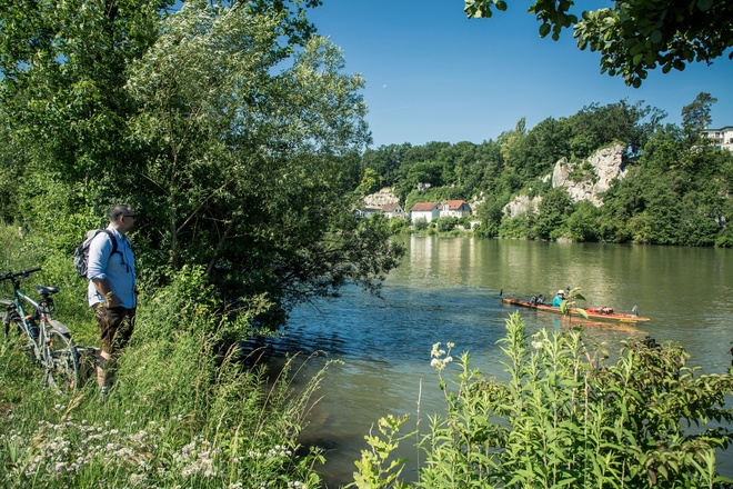 Der Donauradweg zwischen Sinzing und Regensburg verläuft direkt entlang der Donau
