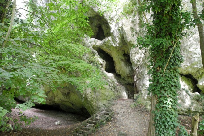 Donauroute - Höhlensystem „Untere, Mittlere und Obere Durchgangshöhle” neben dem Kanuclub Kelheim bei der Einsiedelei Klösterl