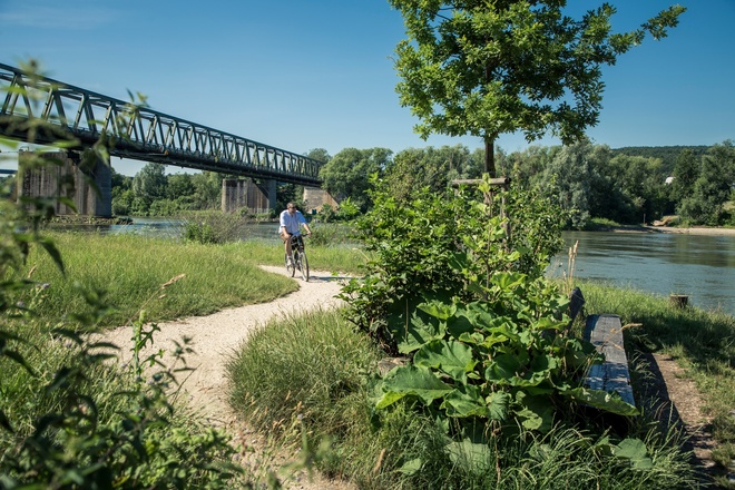 Eisenbahnbrücke am Donauradweg bei Sinzing zwischen Bad Abbach und Regensburg