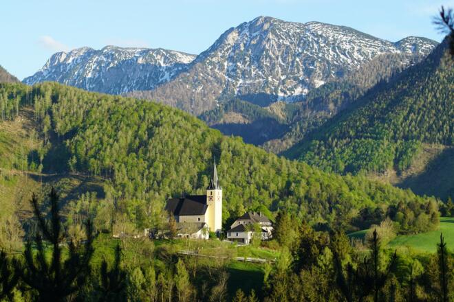 Wallfahrtskirche Frauenstein mit Sengsengebirge im Hintergrund