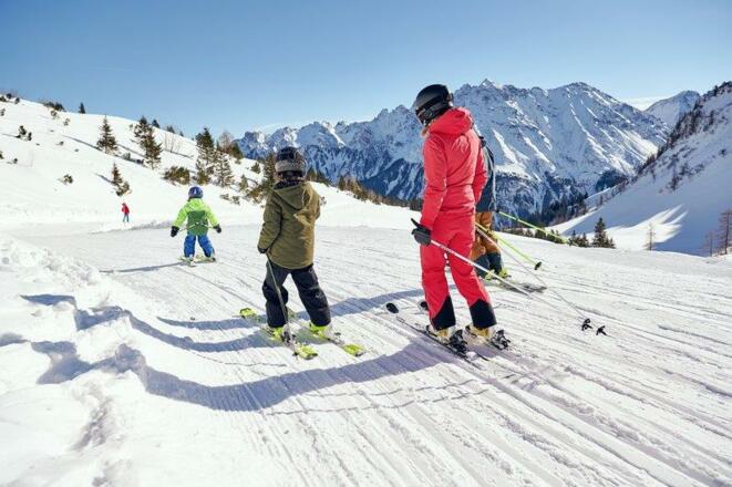 Familie_beim_Skifahren_im_Brandnertal_(c)_Alex_Kai