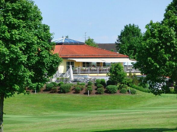 Golfanlage in Pfaffing mit Blick auf Clubheim.