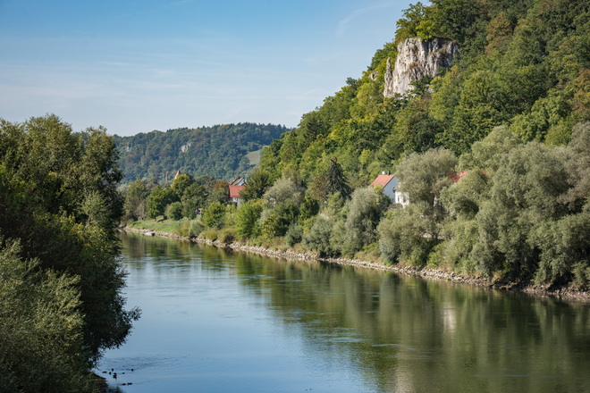 Der Donauradweg zwischen Bad Abbach und Regensburg wird gesäumt von der mächtigen Donau und schroffen Jurafelsen.