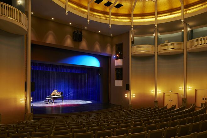 Theatersaal mit Bühnenblick