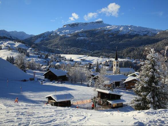 Blick von der Terrasse auf Piste und Riezlern