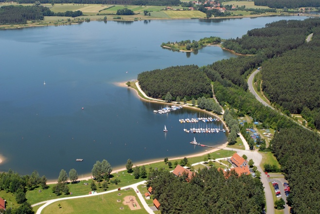 Blick auf den Rothsee mit dem Seezentrum Heuberg im Vordergrund