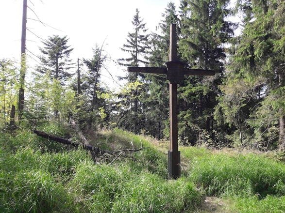 Gedenkkreuz am Weg