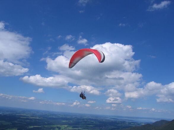 Tandemflug mit Wolken am Himmel.