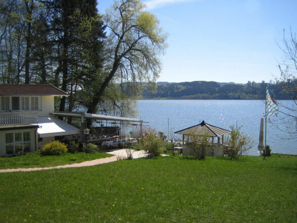 Badeplatz Krottenmühl am Simssee mit Kiosk.