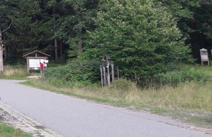 Straßenstück vom Parkplatz zur Wandertafel