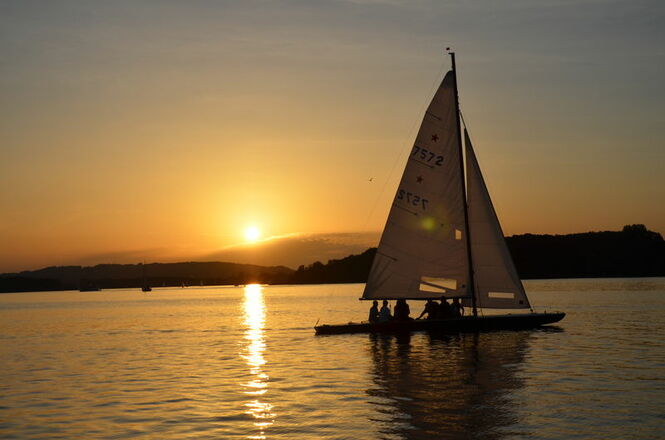 Segeltörn am Chiemsee bei Sonnenuntergang.