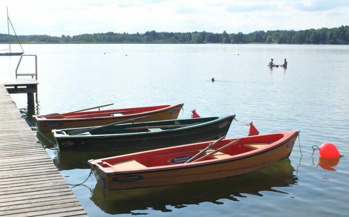Boote am Steg des Simssees.