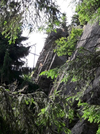 Blick zum Gipfelkreuz im Abstieg