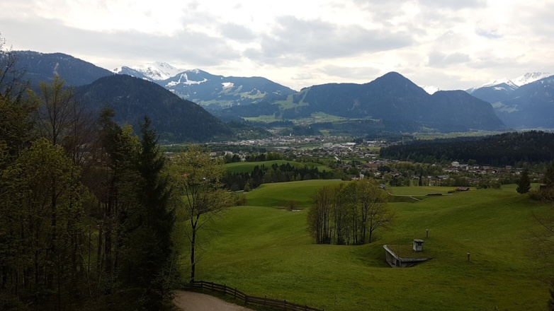 Achenmarsch - Blick auf Kramsach im Hintergrund Wiedersbergerhorn