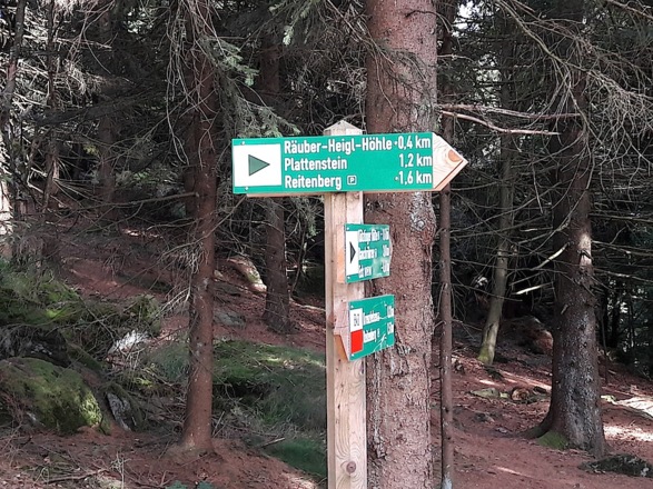 Wanderwegschilder - hier geht es rechts weiter