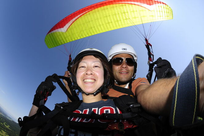 Lachende Tandemfliegerin.