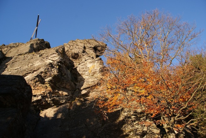 Blick zum Gipfelkreuz im Abstieg