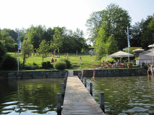 Badeplatz Krottenmühl am Simssee mit Badesteg.