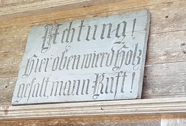 Achenmarsch - Warnschild bei Holzarbeiten aus früherer Zeit
