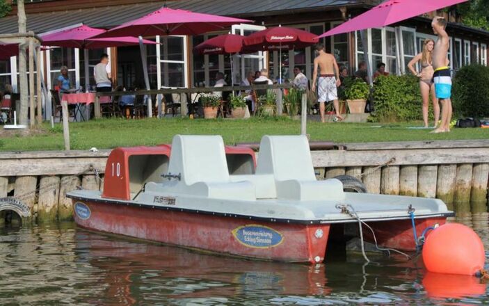 Boot nahe der Liegewiese am Simssee.
