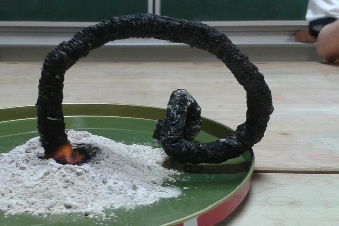 Zauberei: Schwarzer Wurm aus Asche