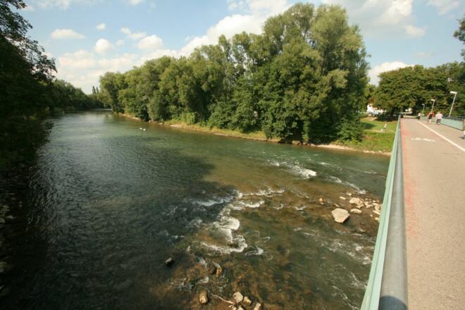 Iller mit Fußgängerbrücke
