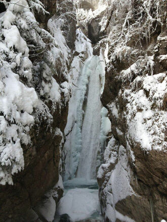 Zugefrorener Wasserfall am Tatzlwurm.