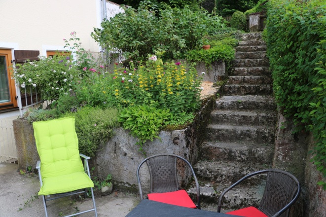 Stufenbeete und Steintreppe zur Terrasse und zum Eingang Haupthaus