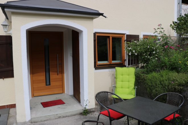 Wohnungseingang mit Terrassenmöbeln